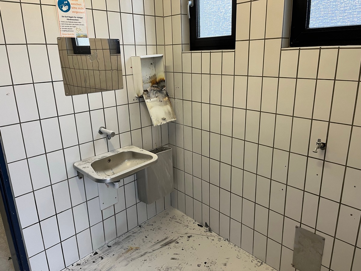 POL-PDTR: Frau löscht Brand in öffentlicher Toilettenanlage in Morbach