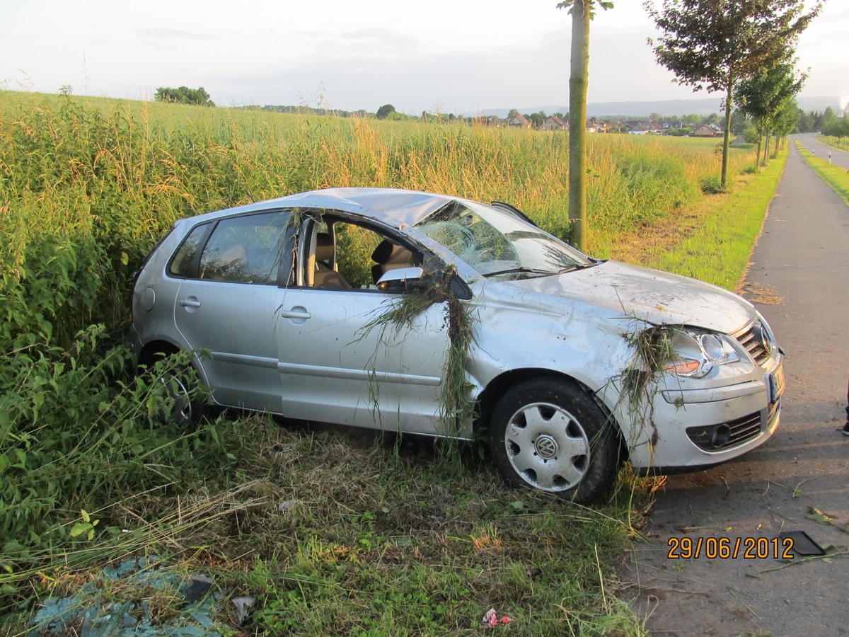 POL-HOL: Kreisstraße 64 - Bevern - Lobach:: Mit PKW überschlagen - Vier Insassen leicht verletzt - PKW Totalschaden -