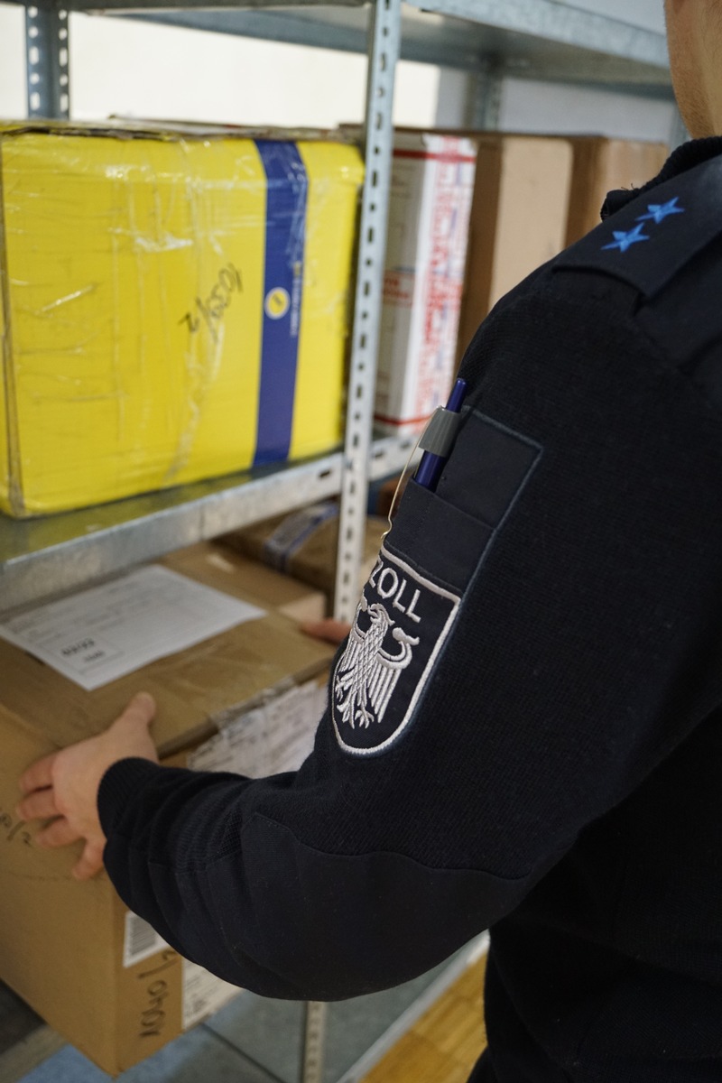 HZA-A: Besonders zur Weihnachtszeit: Wie das Paket schnell und sicher durch den Zoll kommt Neue IT-Anwendung erleichtert die Zollabfertigung von Paketsendungen