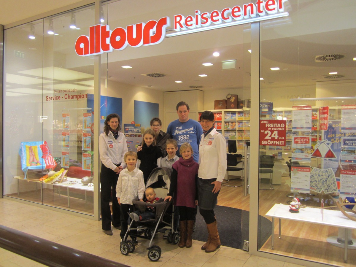 alltours Reisecenter macht Familien mobil / Kostenloser Verleih-Service von Kinder-Buggys (BILD)