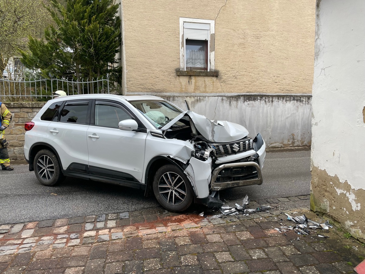 POL-PDKL: Nach Sekundenschlaf gegen die Hauswand gefahren