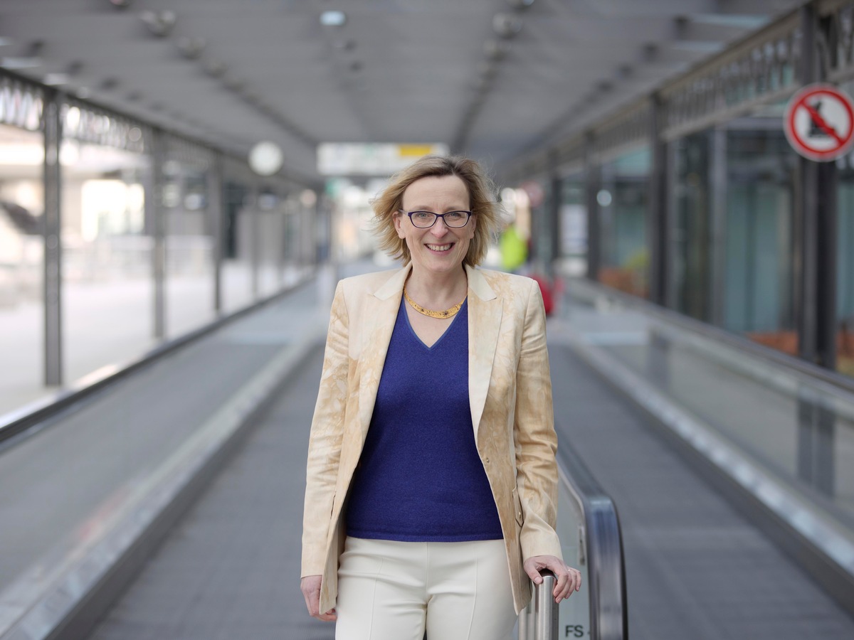 Flughafen Stuttgart: Lufttaxis, Fernbahnhof und Fitnesscenter? / Dr. Arina Freitag, Geschäftsführerin des Flughafens Stuttgart im Interview mit Porsche Consulting