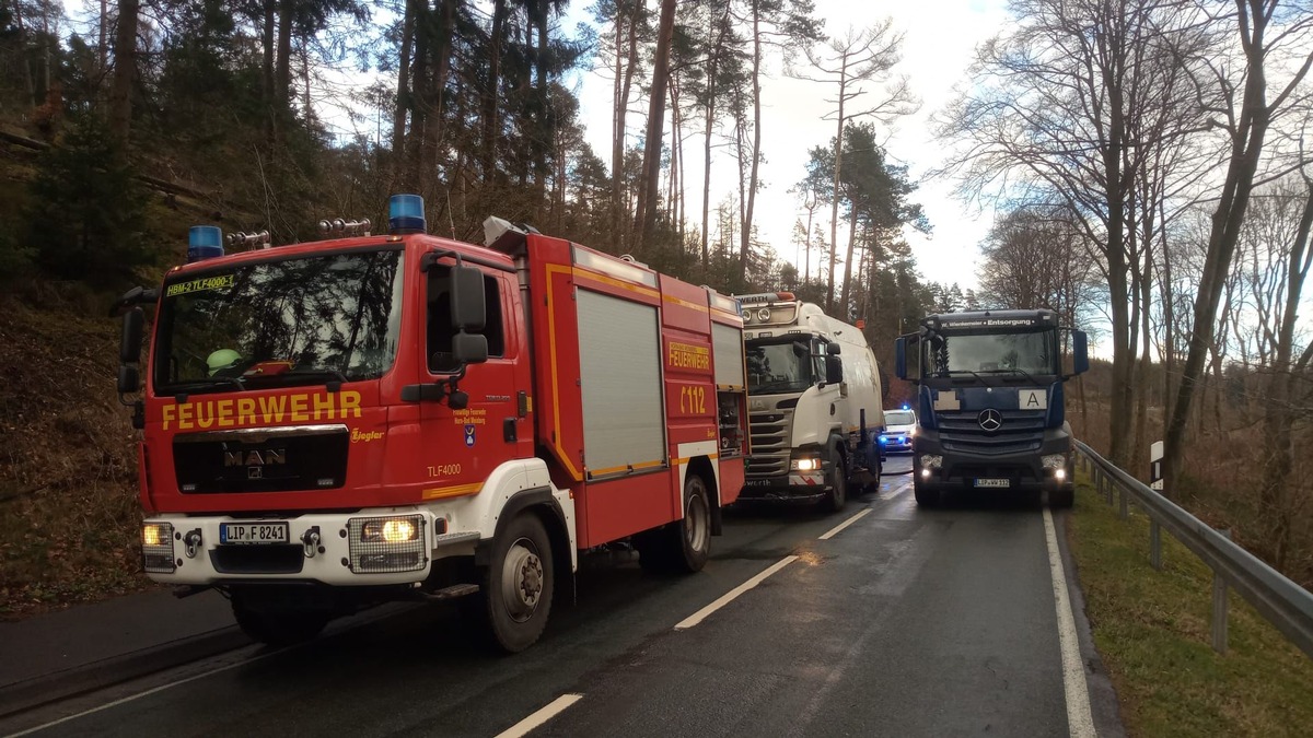 FW Horn-Bad Meinberg: Knapp 7 Kilometer und über 12 Stunden - Ölspur aus Hydrauliköl beschäftigt Feuerwehr sowie Spezialfirmen