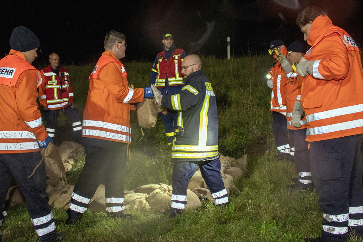 FW Lüchow-Dannenberg: Großübung in Lüchow-Dannenberg - Feuerwehren, DRK und THW üben gemeinsam mehrere Szenarien