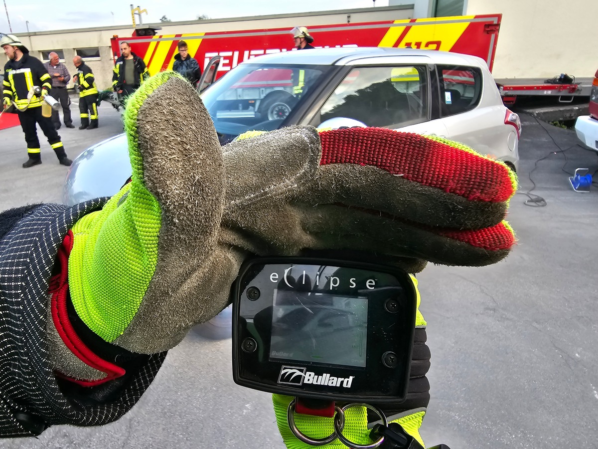 FW-AR: Unfälle mit Elektrofahrzeugen - die Feuerwehr ist gerüstet