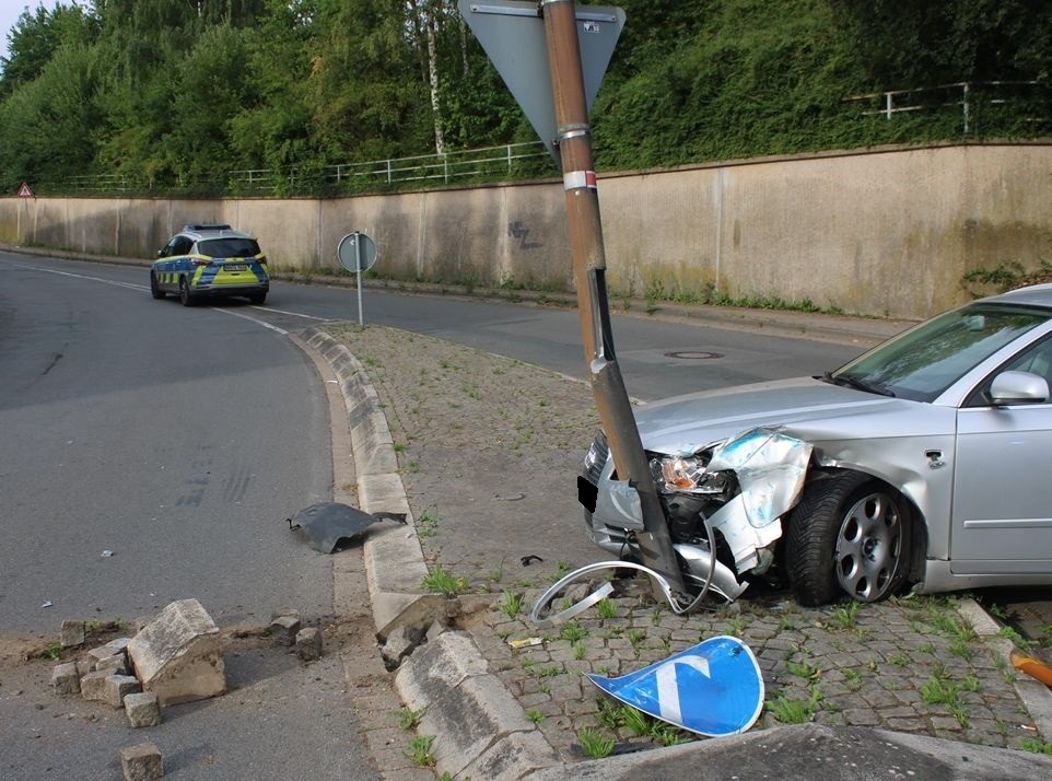 POL-MI: Autofahrt endet an Straßenlaterne