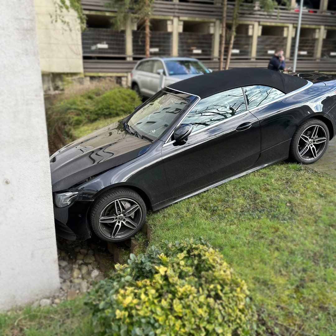 POL-RE: Bottrop: Fahrer will flüchten - Auto rollt gegen Hauswand