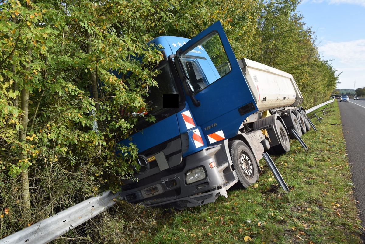 POL-PDKL: A62/Kusel, Nach Reifenplatzer in die Schutzplanken gekracht