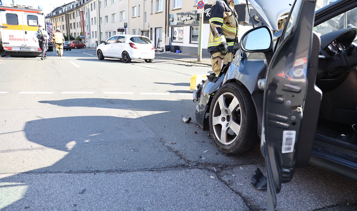 FW-E: Verkehrsunfall mit Rettungswagen, eine Person schwer verletzt.