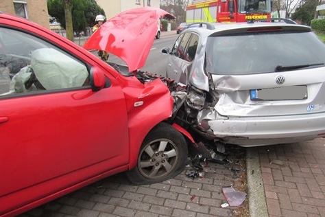 POL-ME: Auto kommt nach internistischem Notfall von der Fahrbahn ab - Haan - 2301090