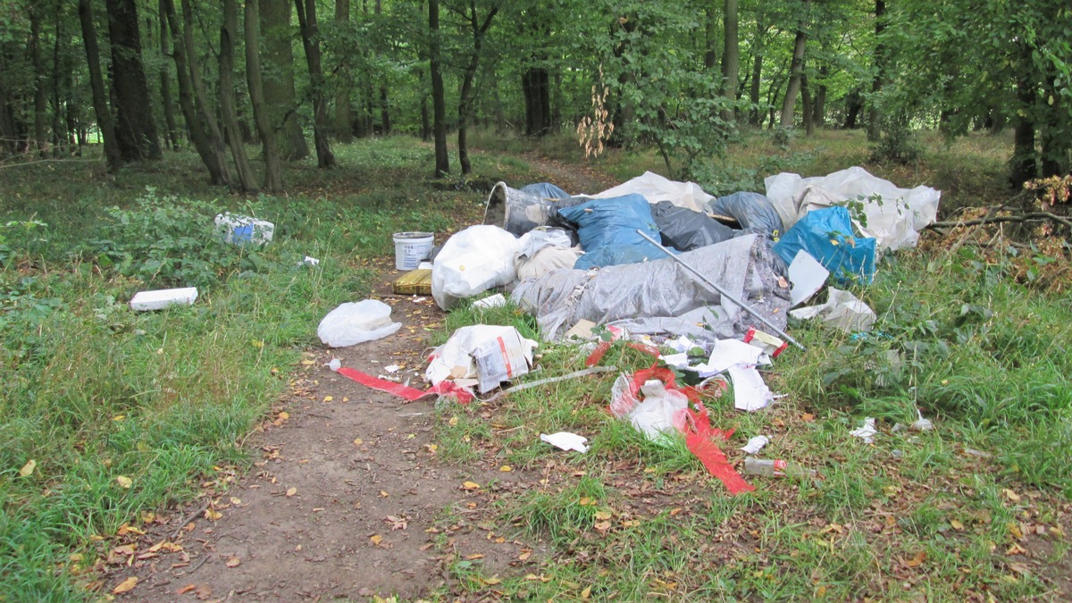 POL-BS: Unerlaubte Müllablagerung im Wald - Wer hat etwas beobachtet?