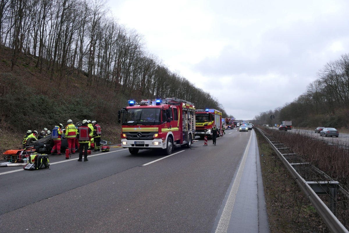 FW-DO: Unfall auf der BAB 45 - Citroën C4 überschlägt sich und bleibt auf dem Dach liegen