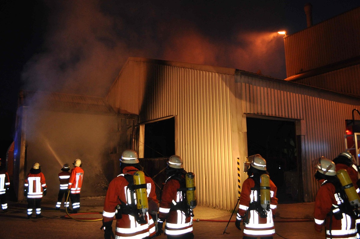 POL-NI: Brand einer Halle bei Glasrecycling