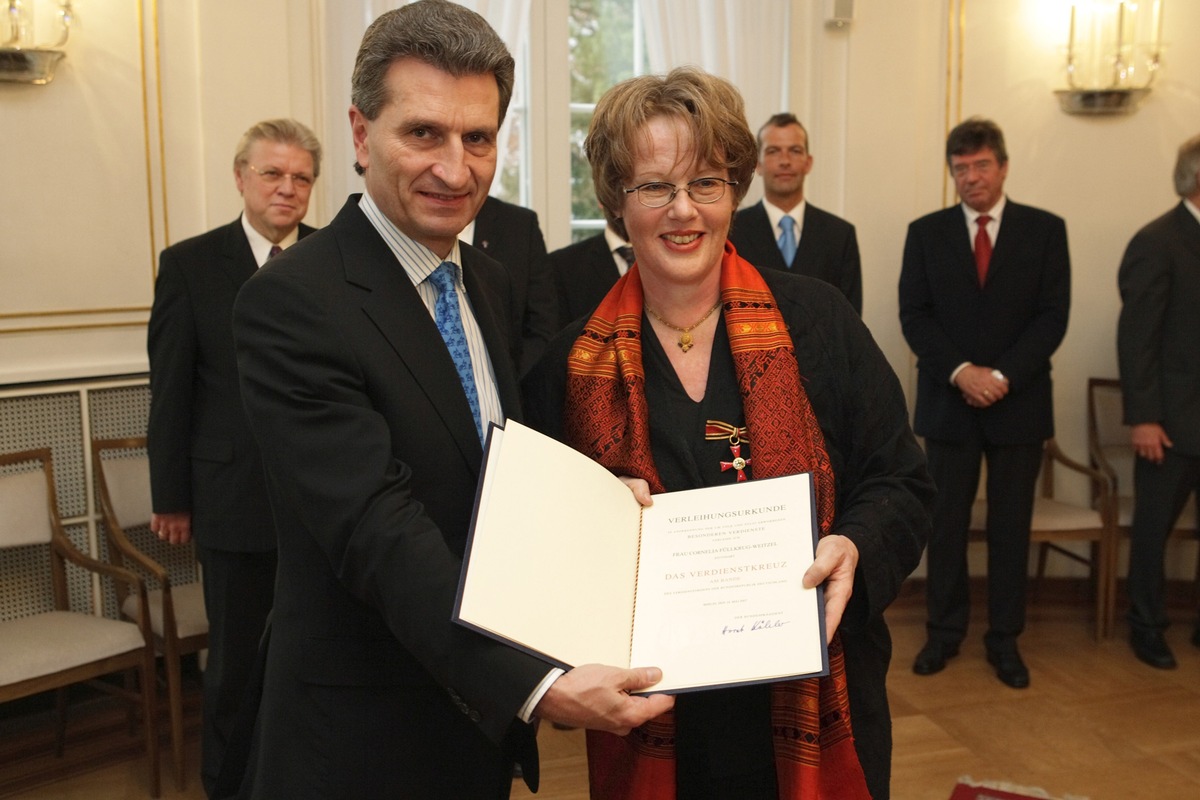 Cornelia Füllkrug-Weitzel mit Bundesverdienstkreuz ausgezeichnet / Direktorin von &quot;Brot für die Welt&quot;, Diakonie Katastrophenhilfe und Hoffnung für Osteuropa gewürdigt