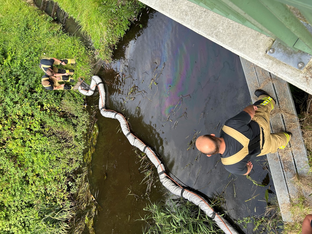 FW Bremerhaven: Gewässerverunreinigung auf dem Fluss Rohr