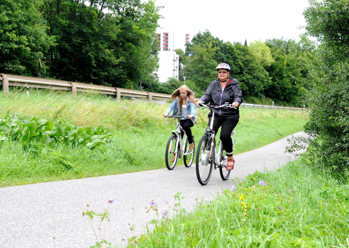 Tipps für den Alltag / Radfahren ohne Mühen / Privathaftpflichtversicherung bietet kostenlosen Versicherungsschutz für Elektrofahrräder (BILD)