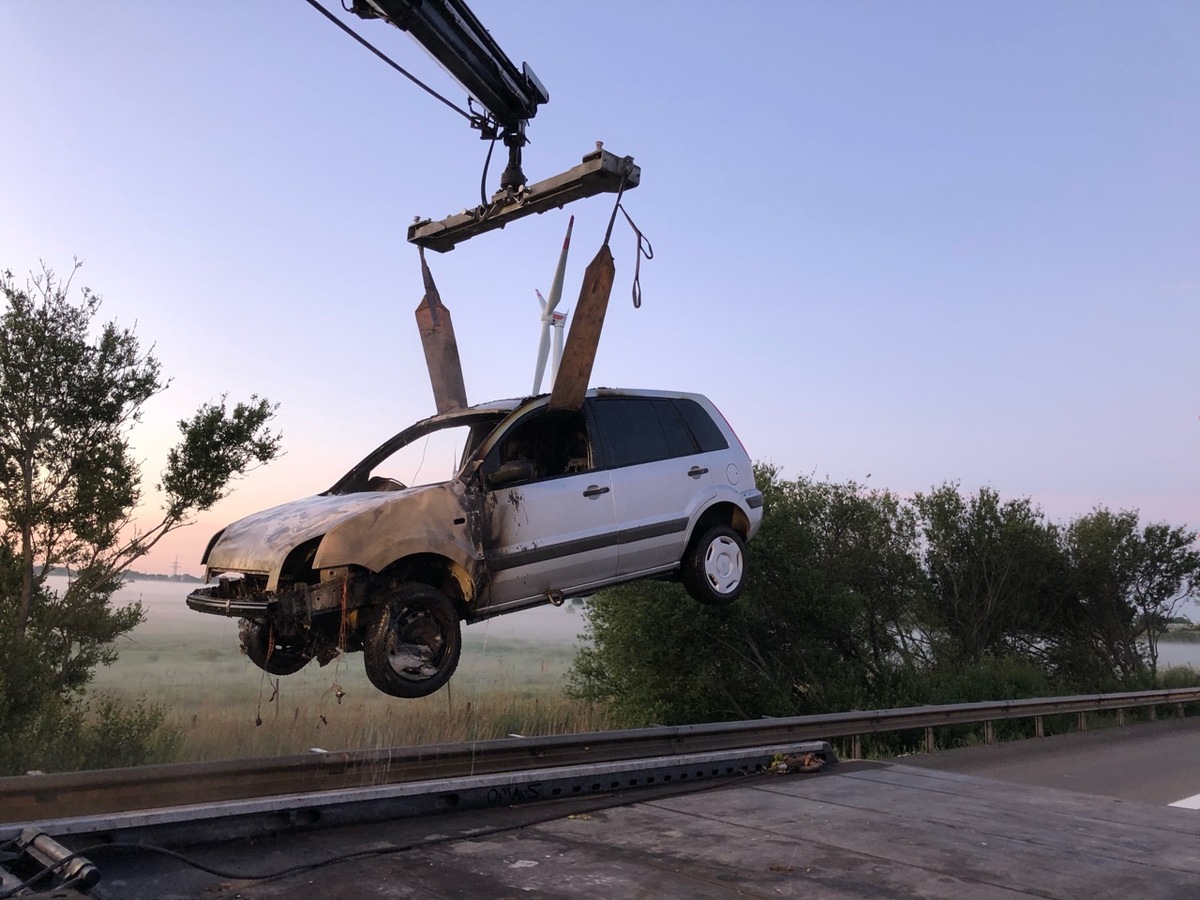 POL-CUX: PKW brennt auf der Autobahn aus (Lichtbild in der Anlage)