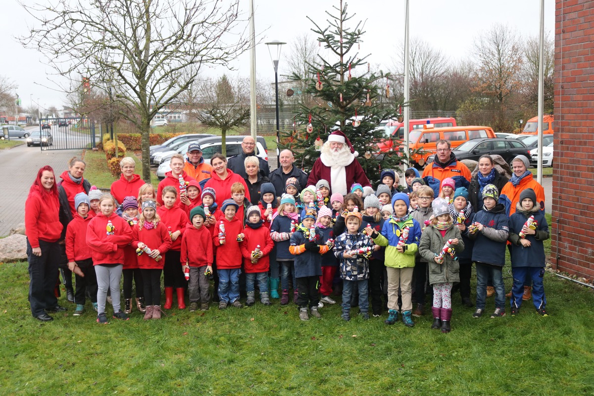 FW-SL: Kinderfeuerwehren basteln Schmuck für Tannenbaum