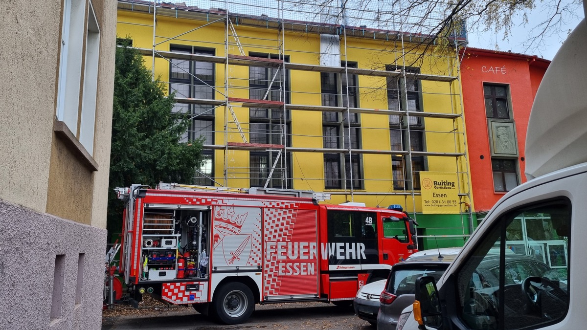 FW-E: Arbeitsunfall auf Baustelle - Arbeiter stürzt in die Tiefe