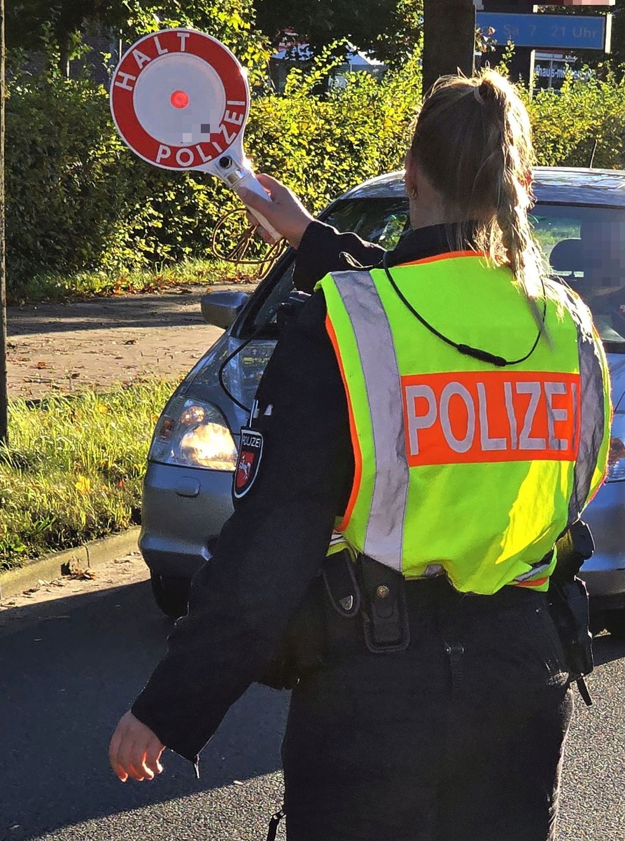 POL-STD: Unfallverursacher flüchtet in Issendorf - Polizei sucht Zeugen, Polizeikontrollen in Stade - vier Autofahrer ohne Führerschein unterwegs - vier mit Drogen oder Alkohol am Steuer aufgefallen