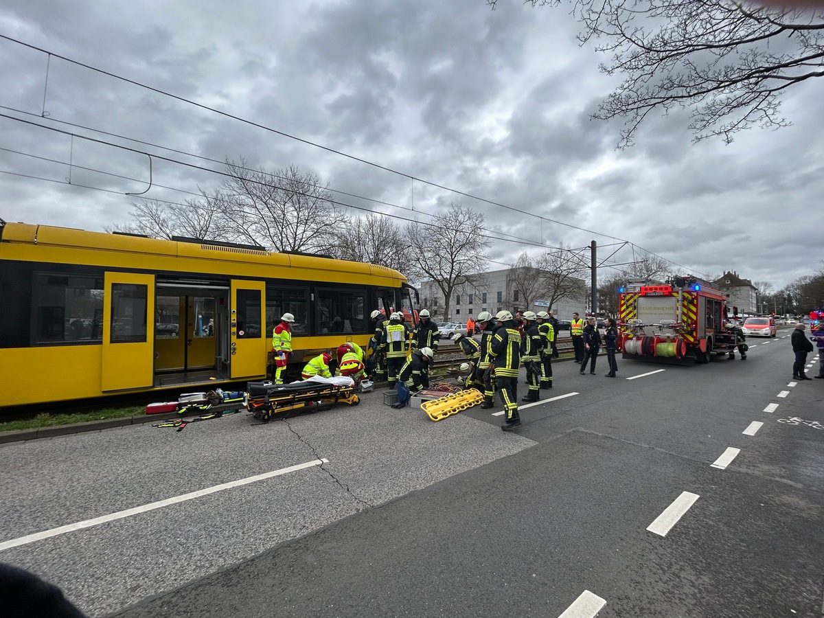 FW-MH: Person unter Straßenbahn! Es hätte viel schlimmer ausgehen können!