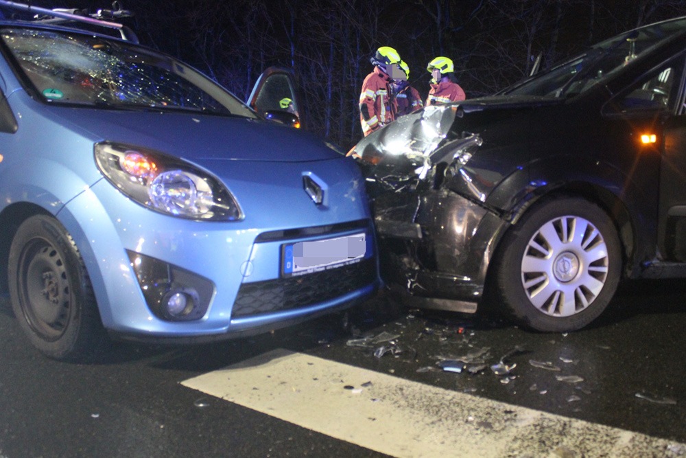 POL-ME: Drei Leichtverletzte nach Abbiegeunfall - Velbert - 2301052