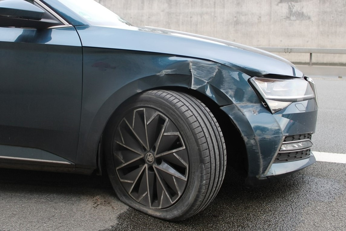 POL-MI: Verkehrsunfall im Weserauentunnel: Pkw prallt gegen Mauer