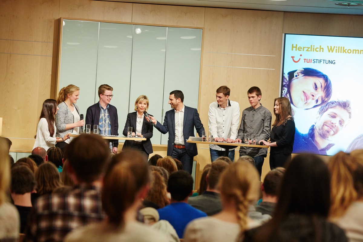 Doris Schröder-Köpf eröffnet Europa-Dialog der TUI Stiftung / &quot;Europe live!&quot;- Diskussion mit Schülern aus der Region Hannover