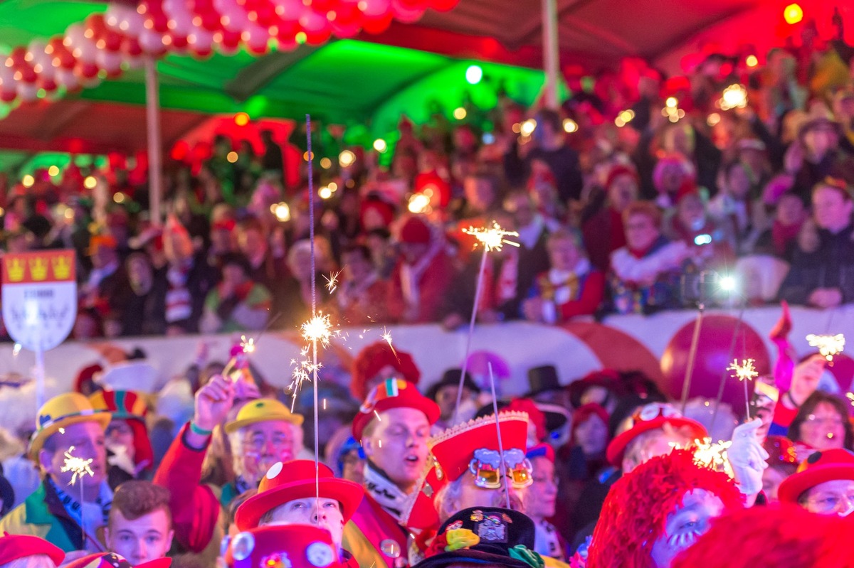 Seit 25 Jahren von der Sparkasse KölnBonn gefördert: Sternmarsch-Jubiläum mit Tausenden Jecken auf dem Alter Markt