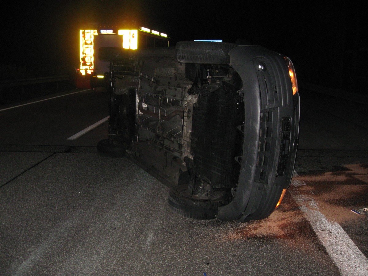 POL-CUX: A 27: Unfallbeteiligte kommen unverletzt aus schwer demolierten Fahrzeugen (Bildanlage) + Mit über 2 Promille auf Landstraße unterwegs + Einbruch in Hallenbad u.a.