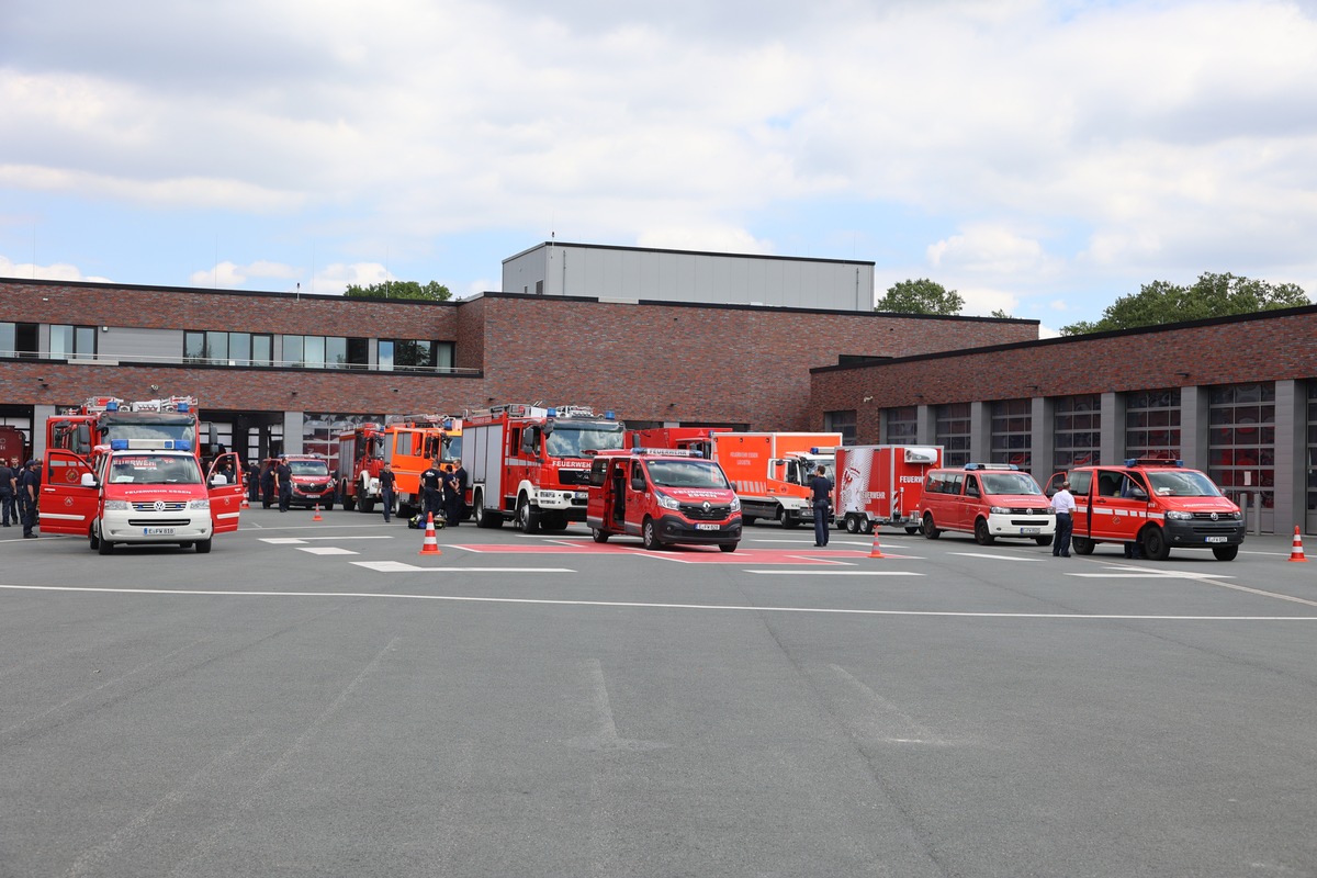 FW-E: Großübung der Feuerwehren Mülheim an der Ruhr, Essen und Oberhausen