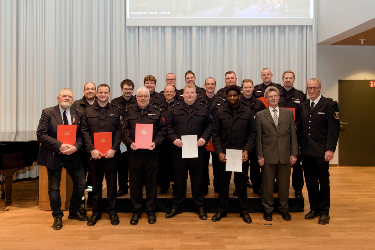 FW Bremerhaven: Beförderungszeremonie der Freiwilligen Feuerwehren Bremerhavens