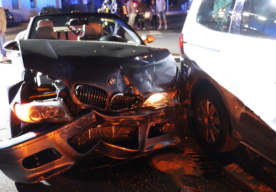 POL-HF: Verkehrsunfall im Kreuzungsbereich- Insassen verletzt