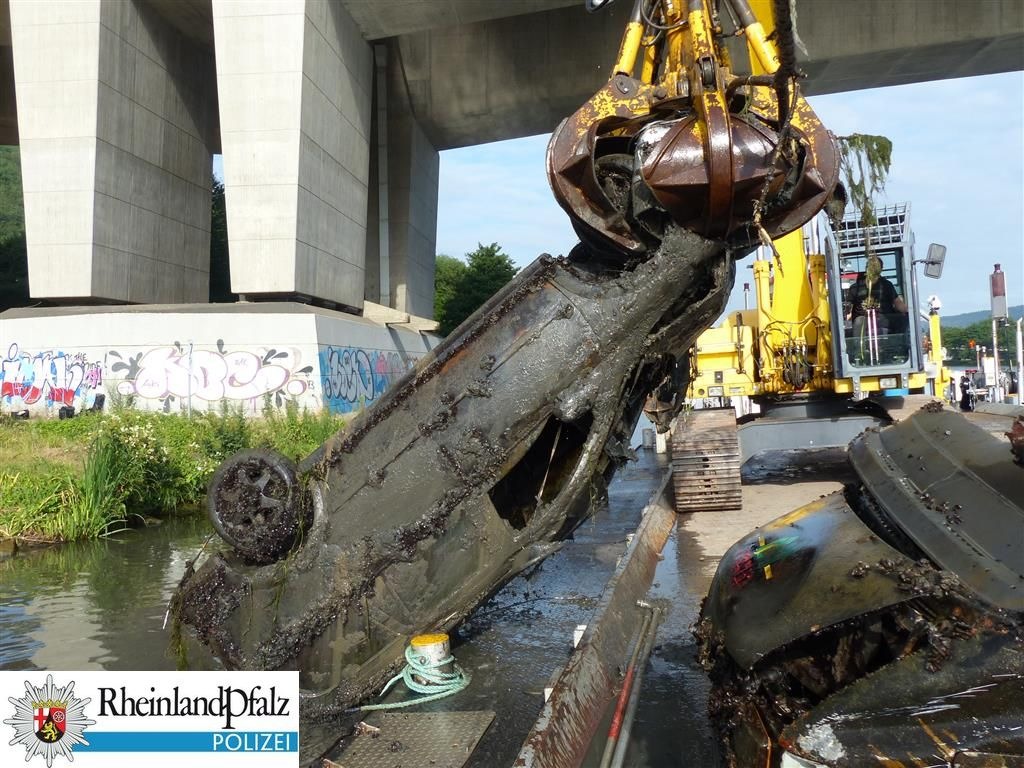 WSPA-RP: Bergung von 2 Autowracks aus der Mosel