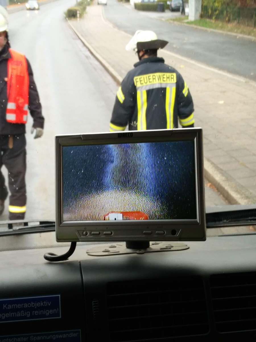 FW-WRN: Eine Ölspur, ein ausgelöster Rauchmelder sowie ein brennender Mülleimer an der Autobahn hielten die Werner Brandschützer am Freitag in Atem