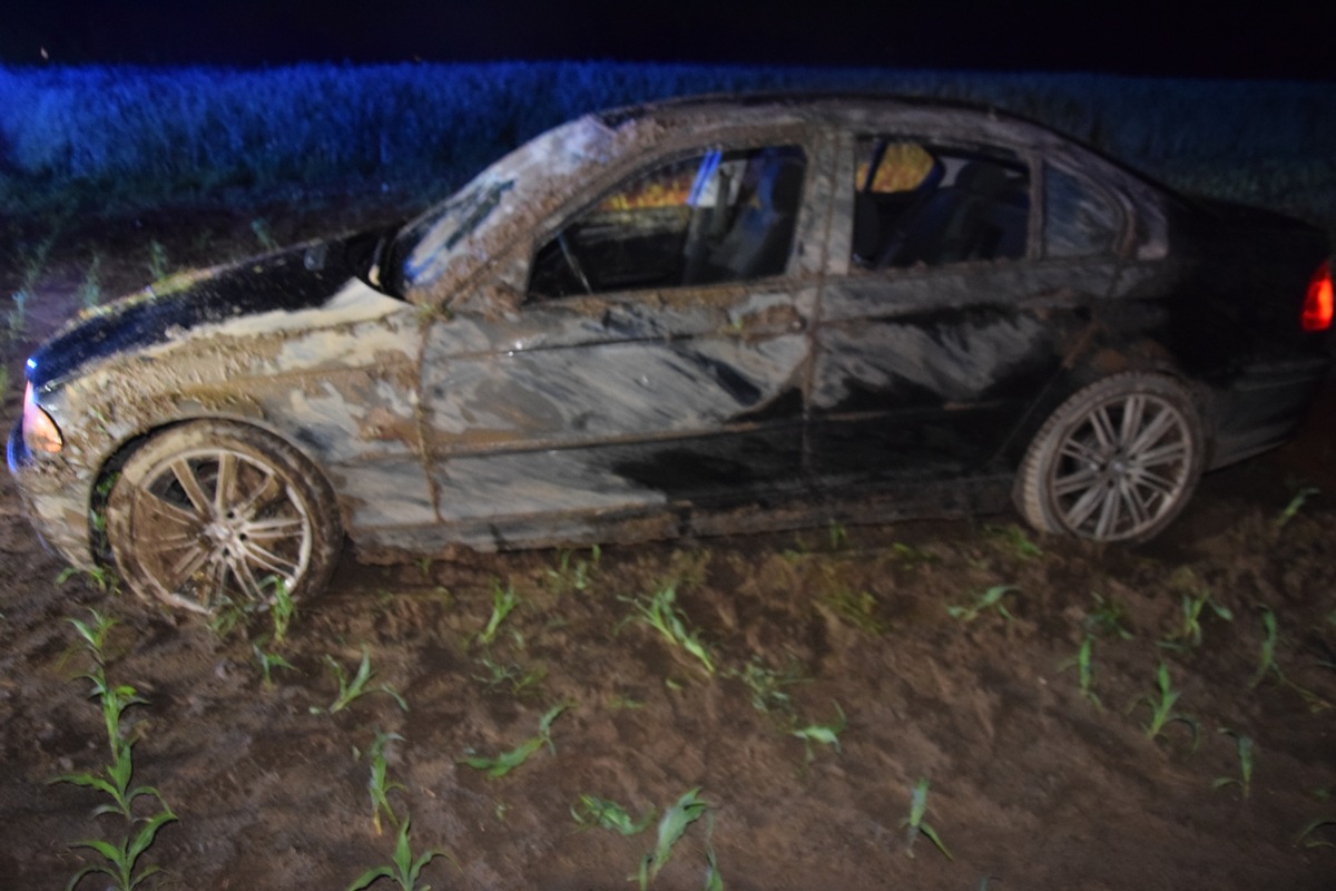 POL-HF: Auto überschlägt sich und landet im Feld - Fahrer verletzt sich leicht