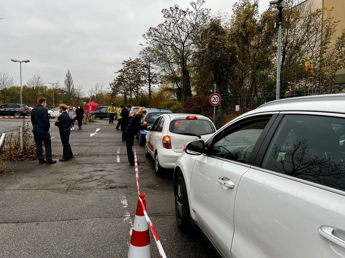 FW-GL: 1.124 Impfdosen in sieben Stunden - Resümee zum ersten öffentlichen Impf-Drive-In der Feuerwehr Bergisch Gladbach