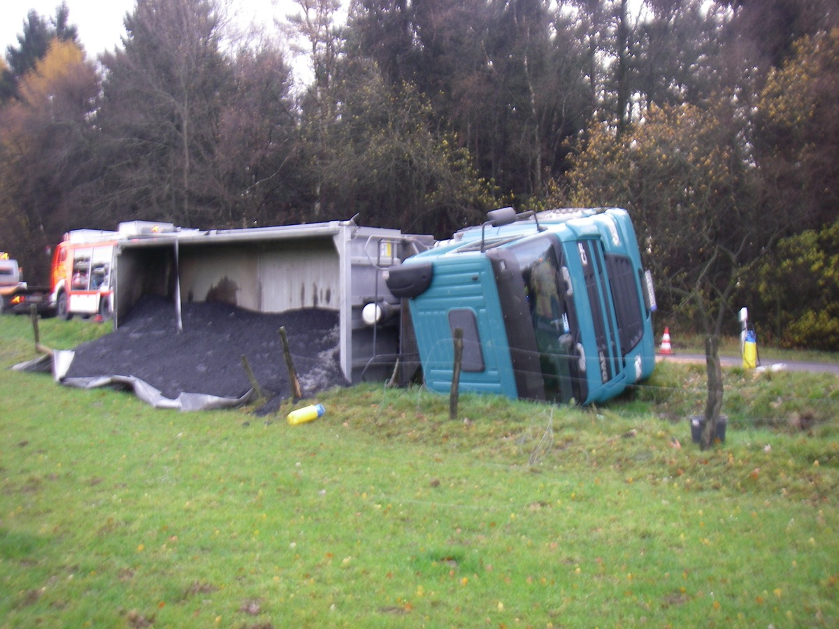 POL-DN: Lkw-Ladung ergoss sich in die Natur