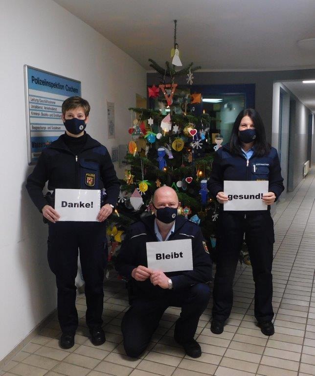 POL-PDMY: Kindergartenkinder basteln Schmuck für Weihnachtsbaum der Cochemer Polizei