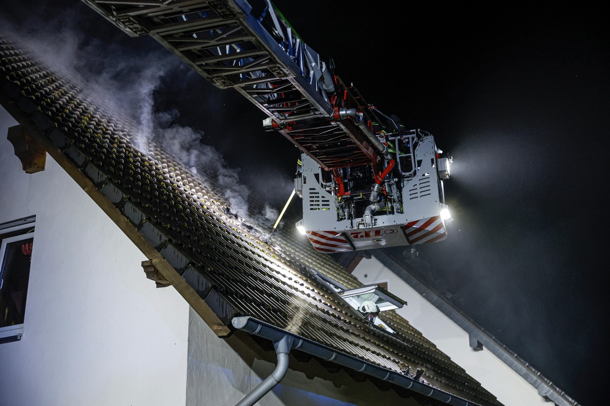 FW-MK: Entstehungsbrand im Dachstuhl