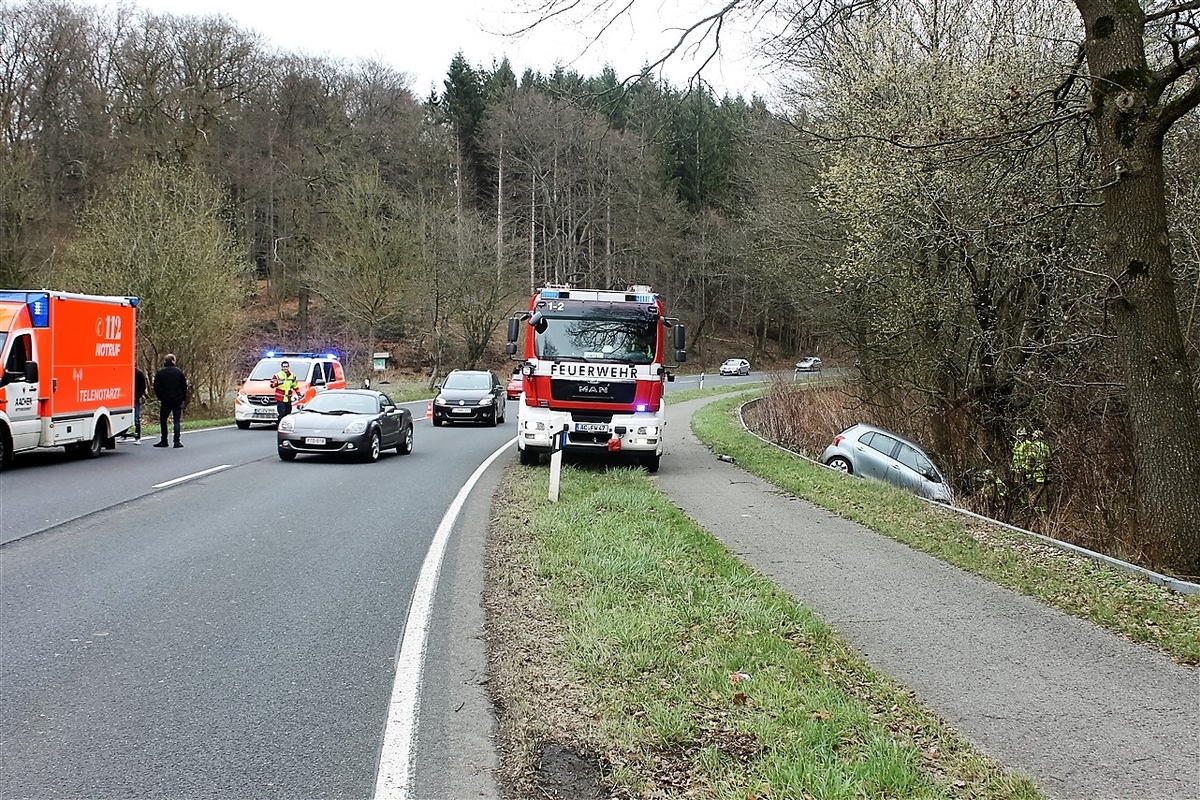 POL-AC: Autofahrerin landet mit ihrem Auto im Graben