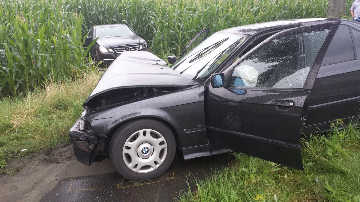 POL-HM: Schwerer Verkehrsunfall mit 6 verletzten Personen - Bundesstraße 1 gesperrt