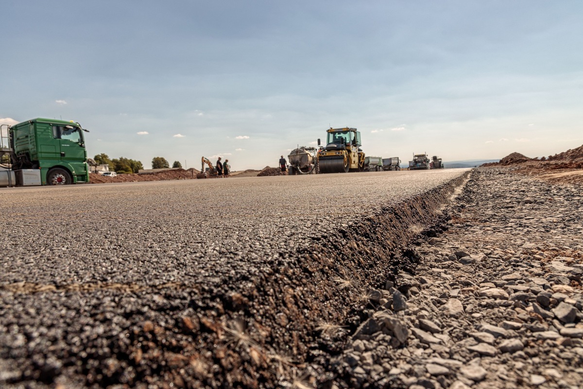 Presseinformation Topcon Sanierung des Flughafen Coburg