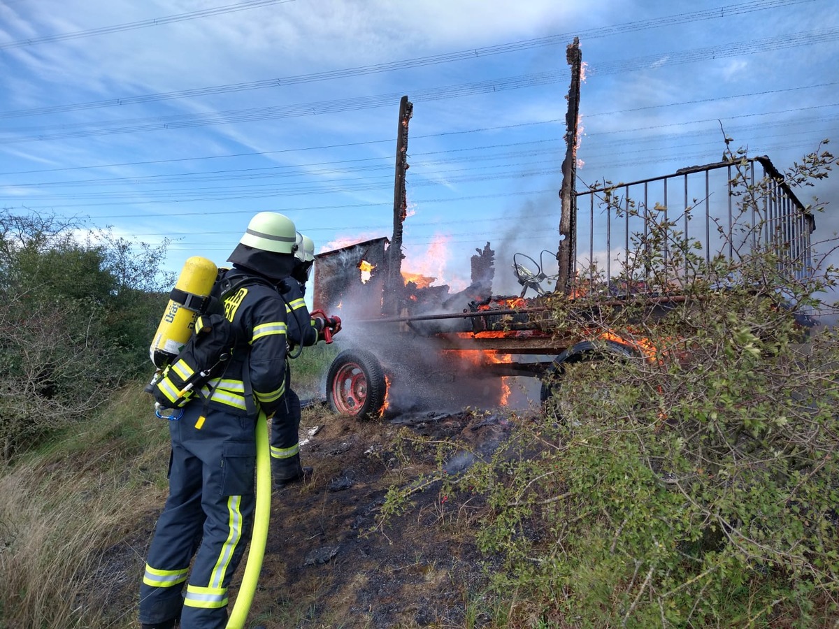 FW-Schermbeck: Heuanhänger stand in Flammen