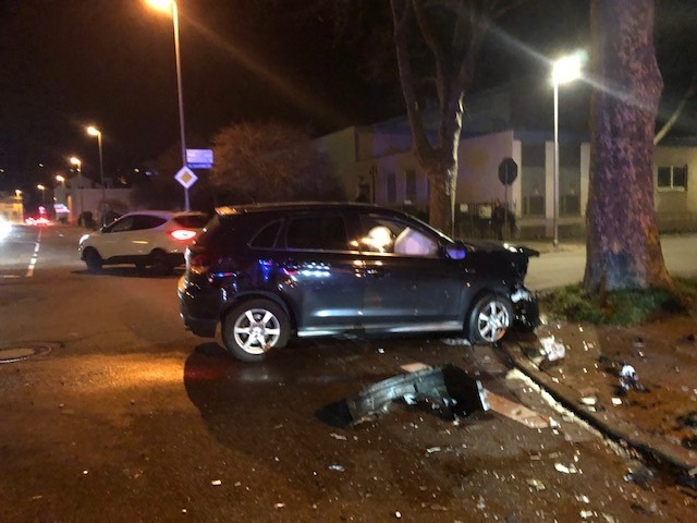 POL-PDPS: Zweibrücken - Verkehrsunfall mit zwei leichtverletzten Personen und hohem Sachschaden