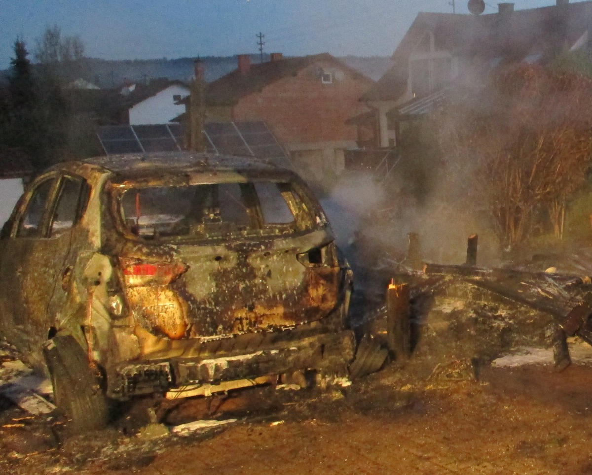 POL-PPWP: Carport und Auto abgebrannt