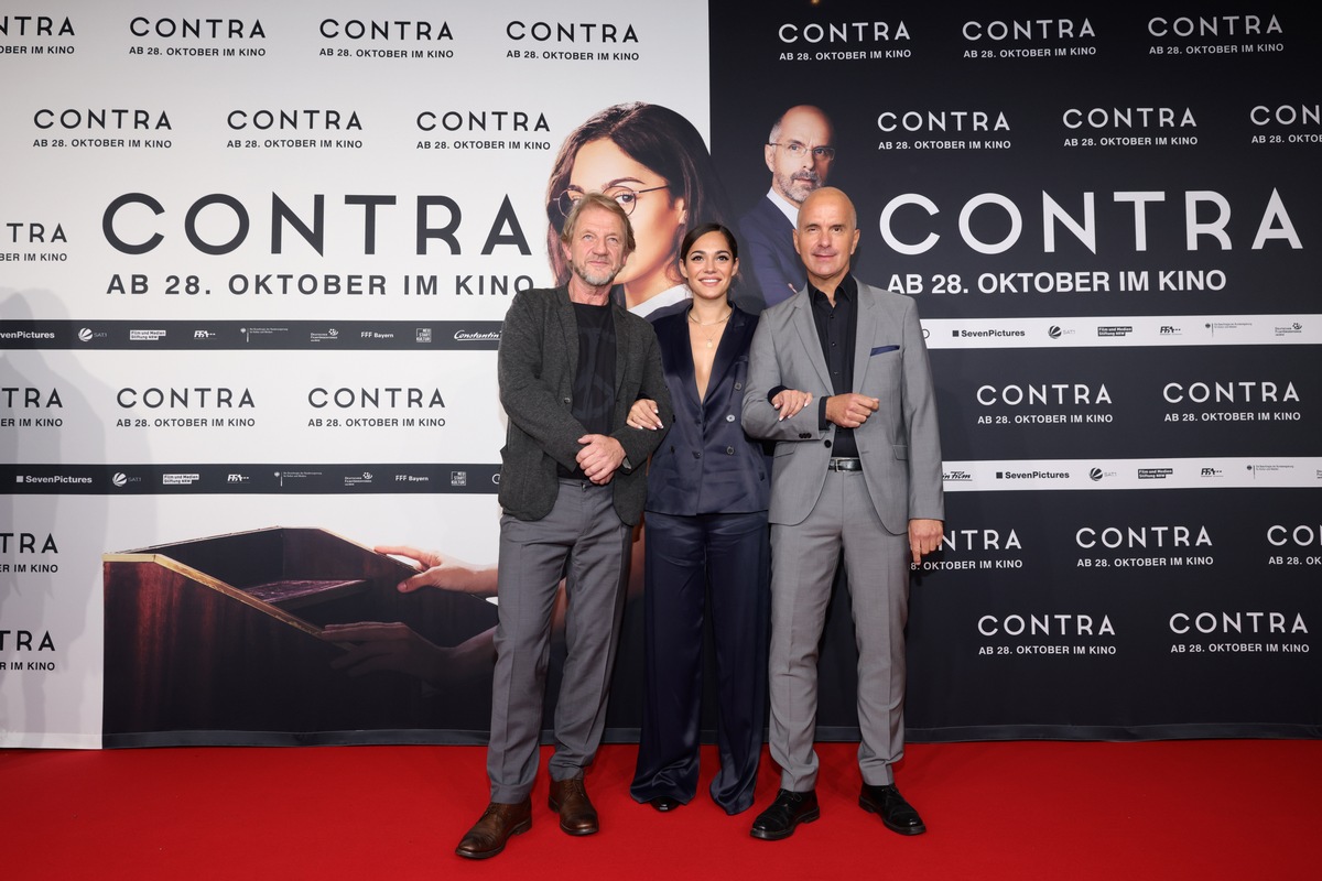 CONTRA feiert Premiere in Köln: Kluge Unterhaltung und ein glänzendes  Ensemble
