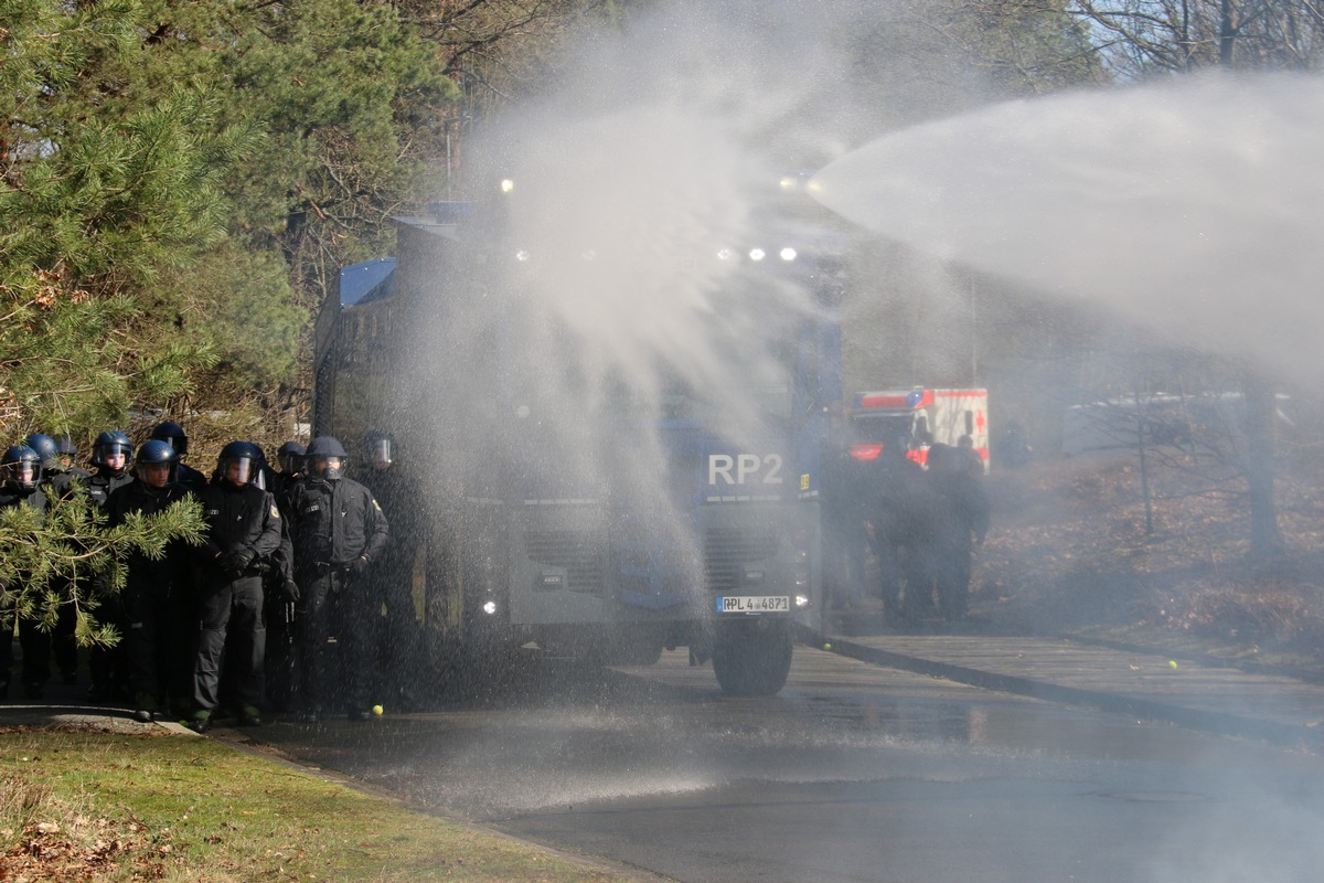 PP-ELT: Löscheinsatz zu Land und in der Luft: Die Polizei Rheinland-Pfalz hält sich bereit