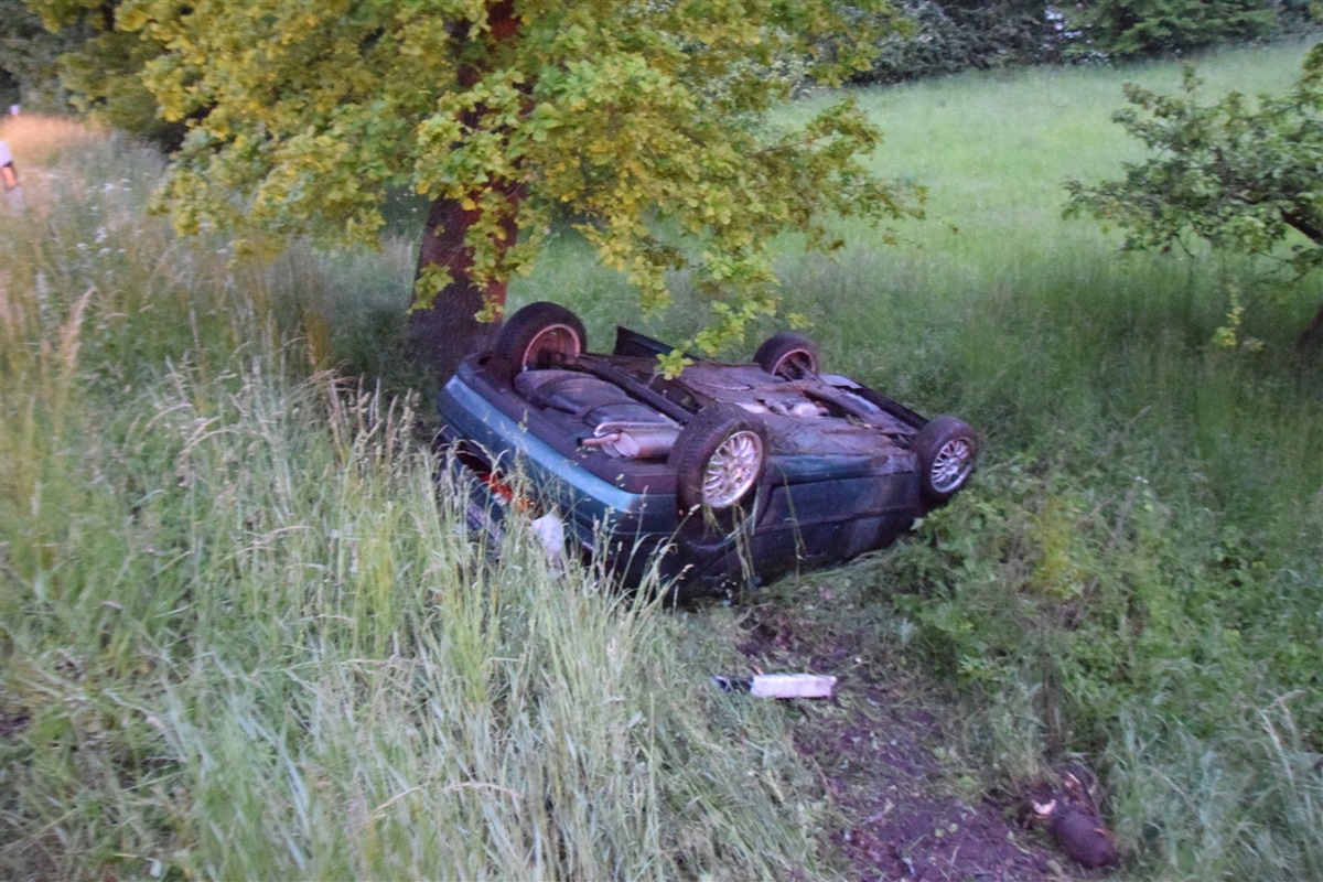 POL-HF: Auto überschlägt sich und landet im Graben - Fahrerin fährt unter Alkoholeinfluss