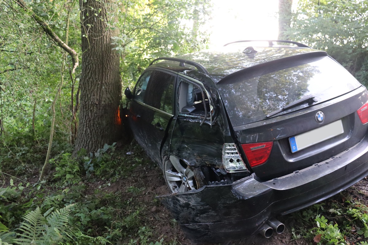 POL-HF: Verkehrsunfall - Auto prallt gegen Baum